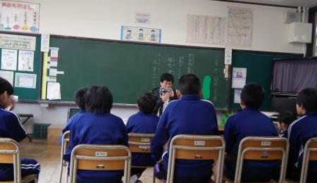 見えない人のための文字「点字」を書く道具を初めて見ました。